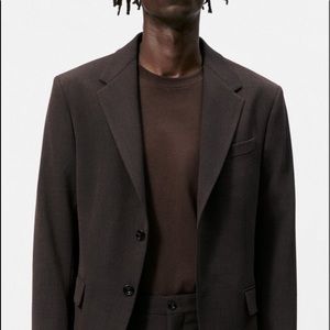 Jacket made of bi-stretch fabric. Notched lapel collar. Long sleeves